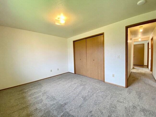 Building Photo - 3219-3219 Vincenta Dr