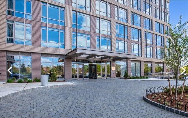 Building Photo - 75 Park Ln S