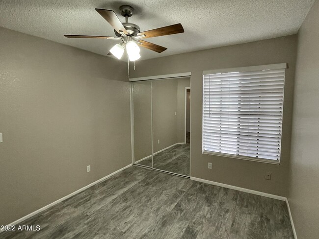 Building Photo - 710 W Cheyenne Dr