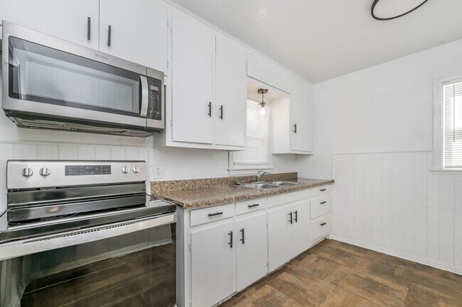 Building Photo - Two bedroom house for lease