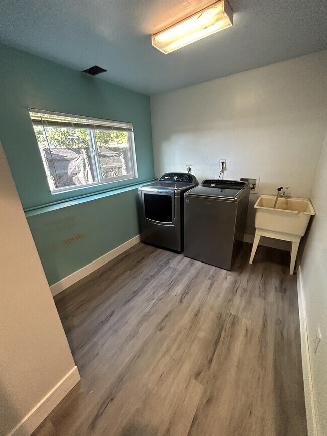 Building Photo - 8220 Medicine Bow Cir