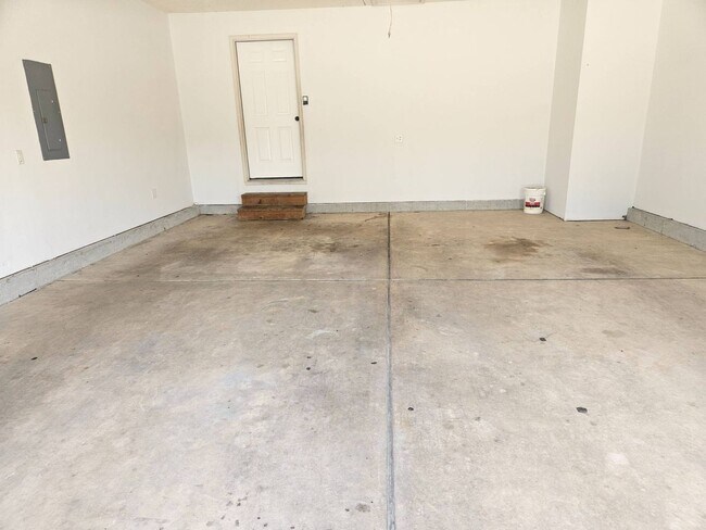Building Photo - WOW! Look at this property ! You cant beat this price in NIXA-3200 SQ FT