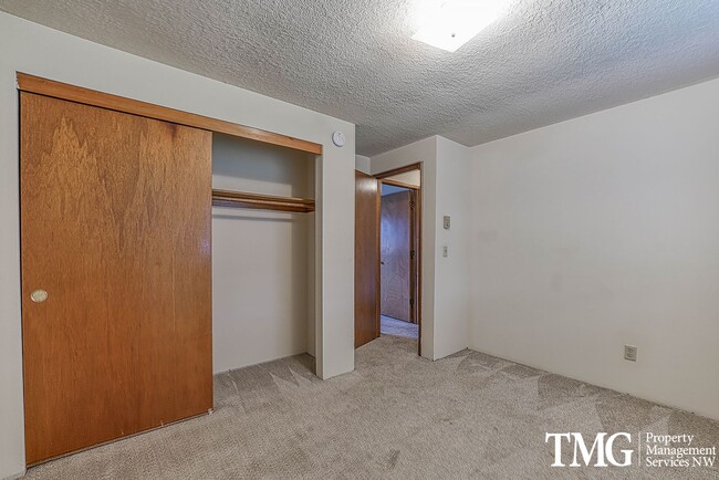 Building Photo - Classical Cute Duplex w/ 2 Bed 1 Bath in Washougal!