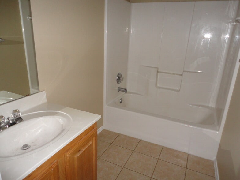 Building Photo - 2319 Dogwood Dr