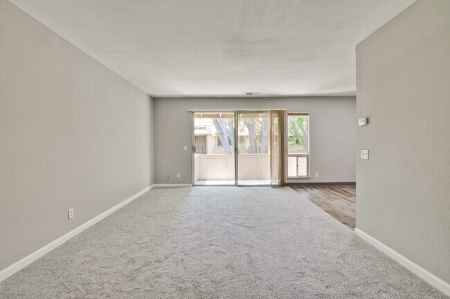 Building Photo - Wonderfully Remodeled 2 Bed, 1 Bath Condo w/ In Unit Laundry