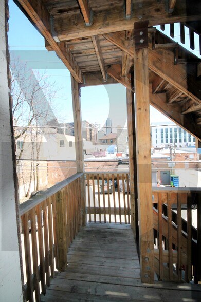 Building Photo - 634 W Barry Ave