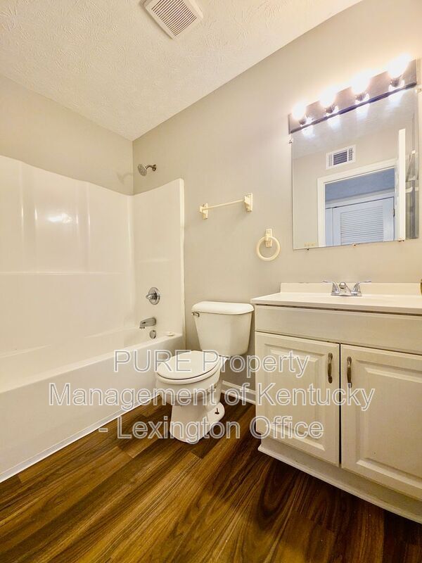 Building Photo - 3772 Camelot Dr