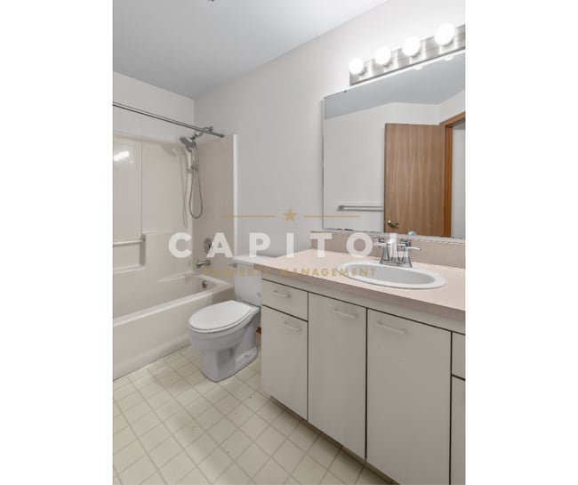 Building Photo - 1404 5th Ave SW