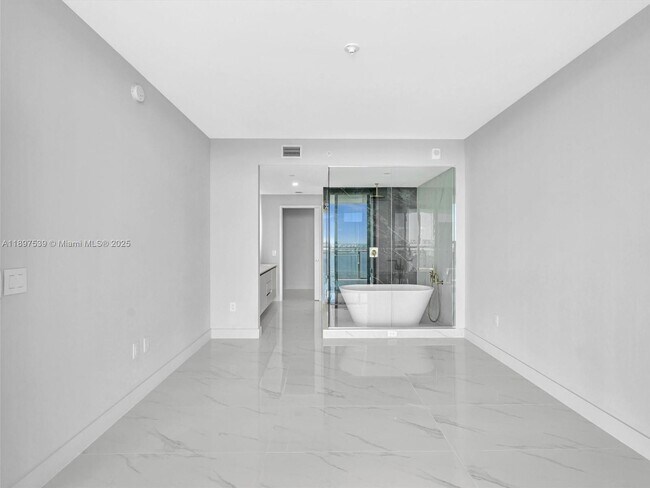 Building Photo - 700 NE 24th St