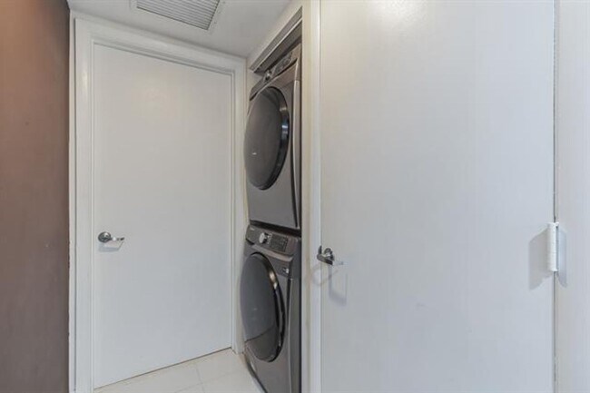 Building Photo - 475 Brickell Ave