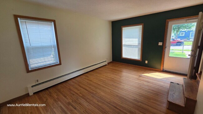 Building Photo - Great 2BR Duplex with a yard, Minneapolis - Bilingual landlords - open to S8