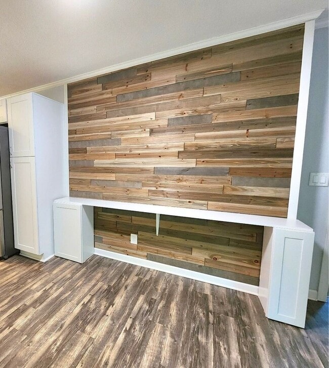 Building Photo - Stunning 4/2 Redecorated Home Close to I-110!