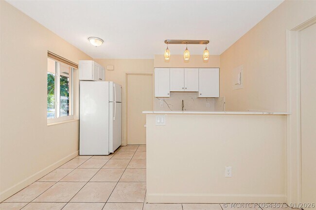 Building Photo - 2581 NE 11th Ct
