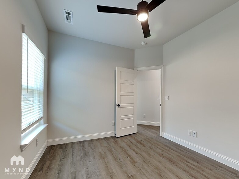 Building Photo - 1120 Sunshine Ct