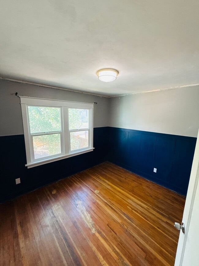 Building Photo - Charming bungalow with off street parking ...
