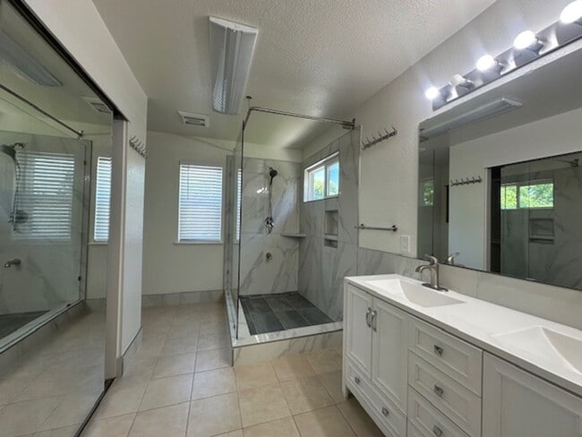 Building Photo - Spacious 5-Bedroom Home with Modern Amenit...