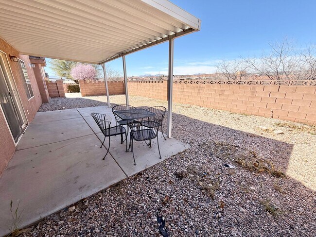 Building Photo - Charming 3 Bed 2 Bath + DEN/OFFICE Area!