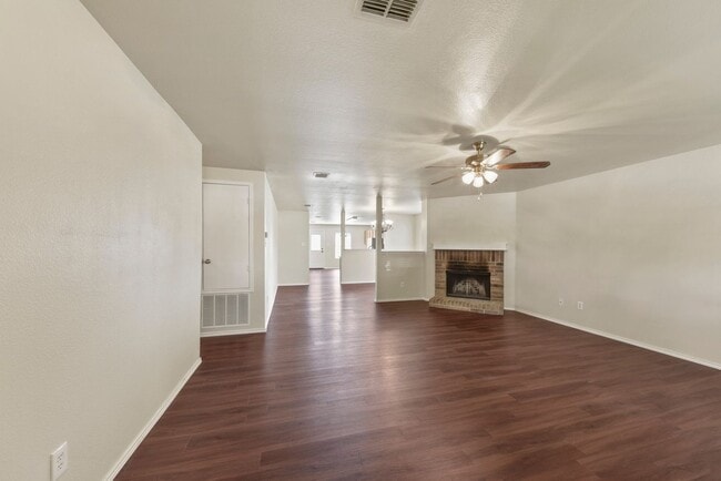 Building Photo - Beautiful 3 bed 2 bath home in Poynter Cro...