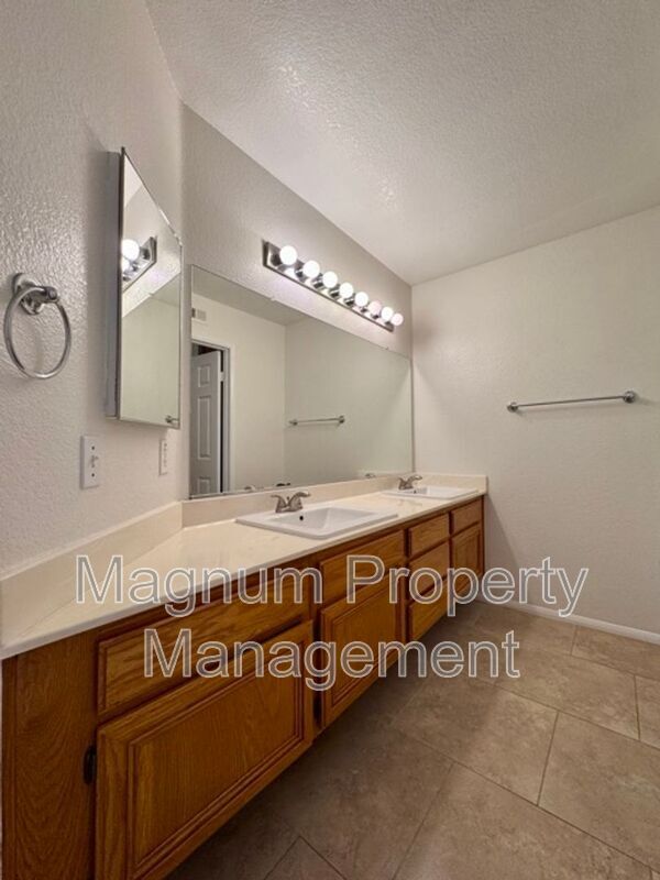 Building Photo - 687 Black Oak Cir