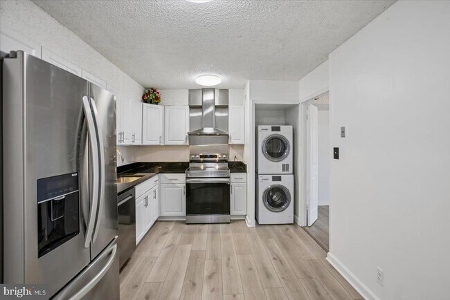 Building Photo - 3800 Powell Ln