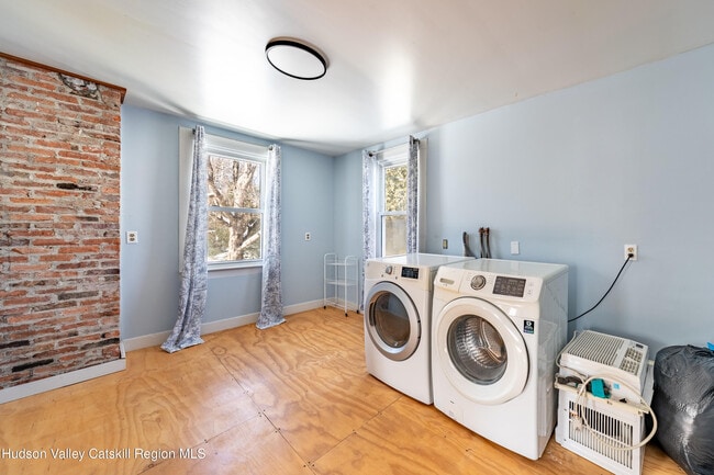 Building Photo - 648 Albany Turnpike