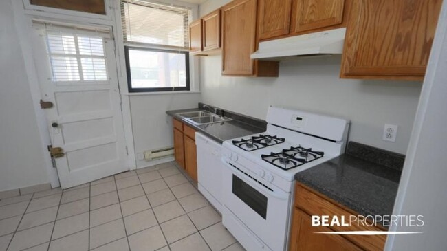 Building Photo - 2 bedroom in CHICAGO IL 60657