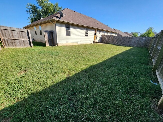 Building Photo - Spacious 3-Bedroom, 2-Bathroom Home AVAILABLE NOW!!