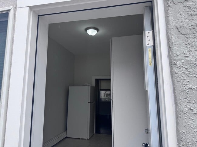 Building Photo - 62 Jerusalem Ave