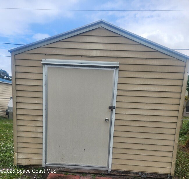 Building Photo - 2113 Greyfield St NE