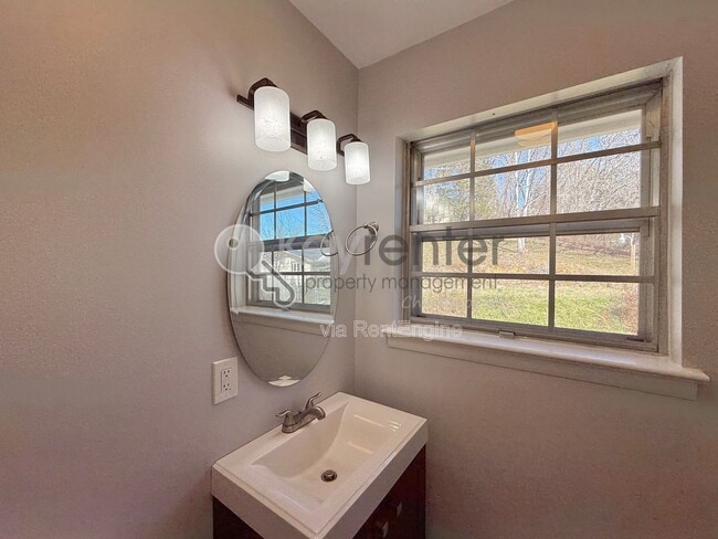 Building Photo - 809 Trotter Ln