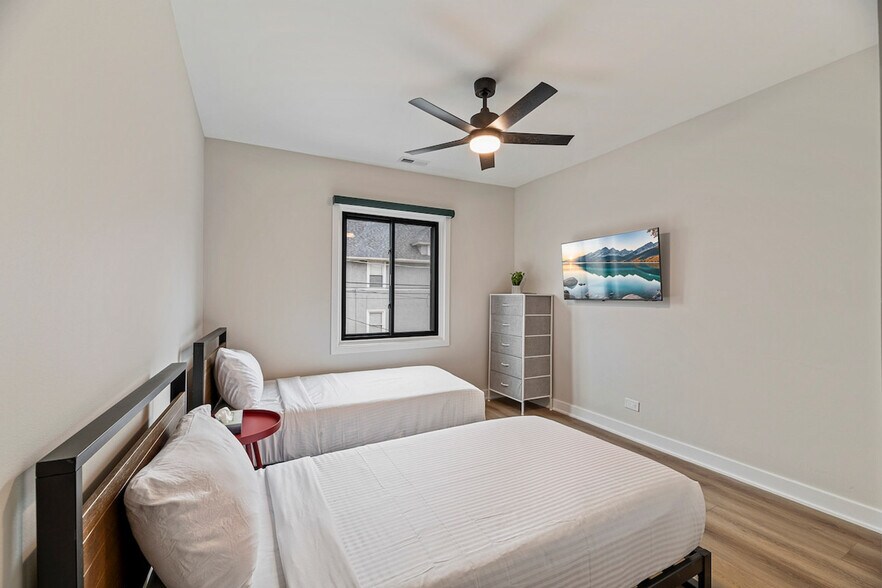 Building Photo - 2342 W Touhy Ave