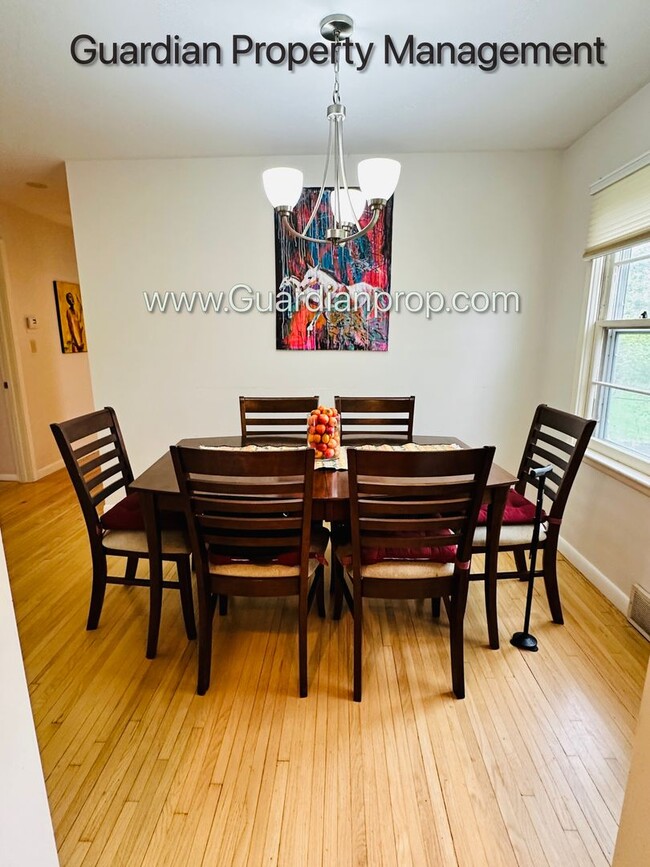Building Photo - Edina Single Family Home, 2 Car Garage, Di...