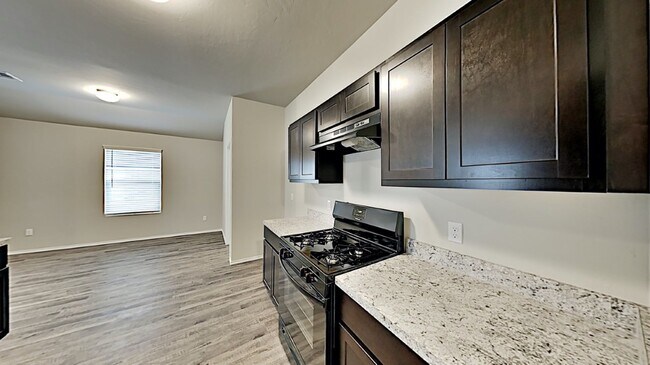 Building Photo - Very Nice 3 Bedroom 2 Bath Home in Yukon Schools