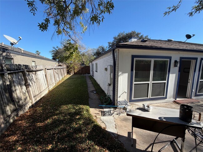 Building Photo - 2218 Round Lake Dr