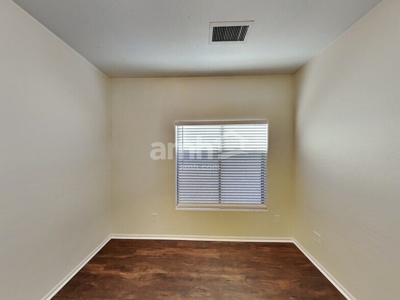 Building Photo - 10363 E Juanita Ave