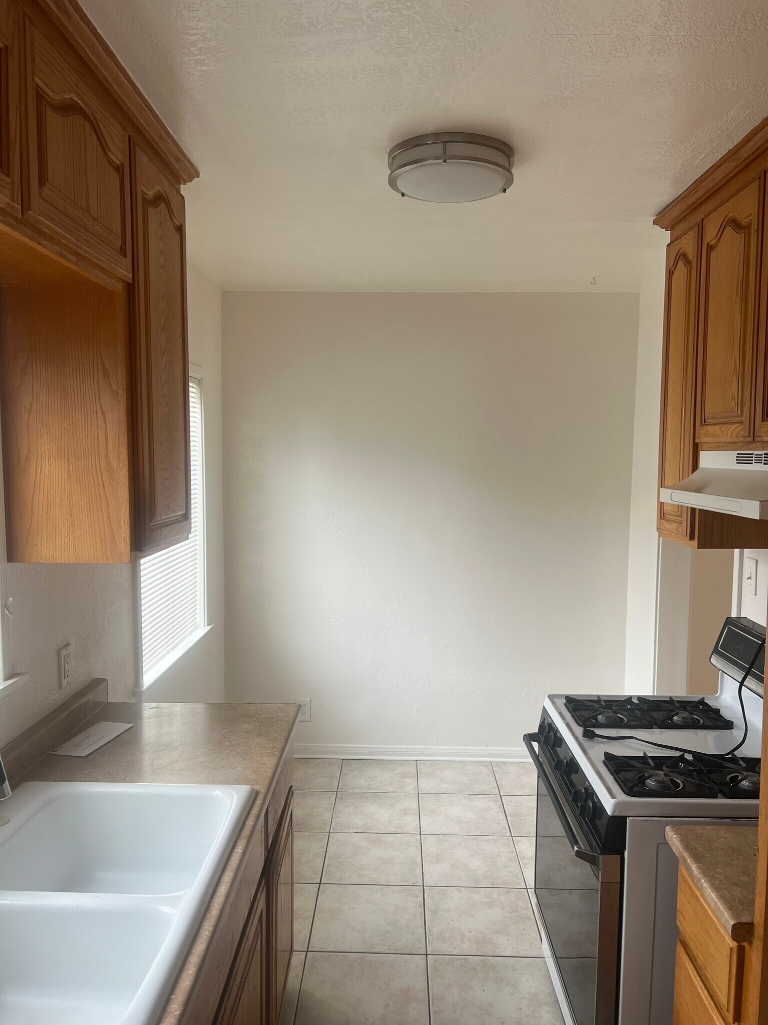 Building Photo - 511 N La Brea Ave