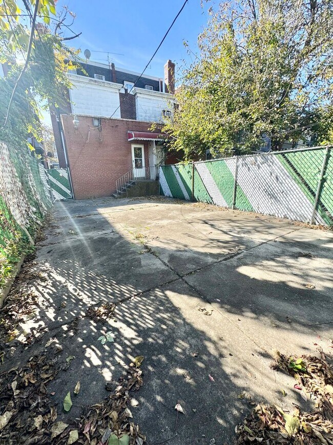 Building Photo - 5027 Walnut St