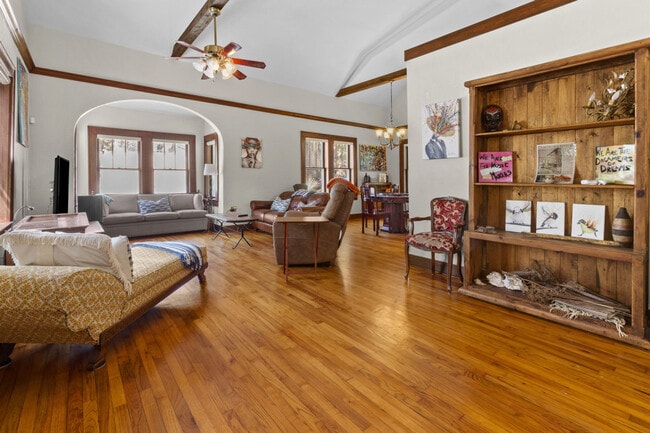 Building Photo - 204 NE 3rd Ave