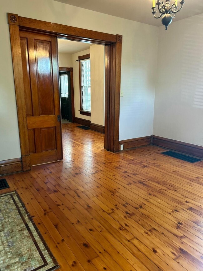 Building Photo - 118 E Kossuth St