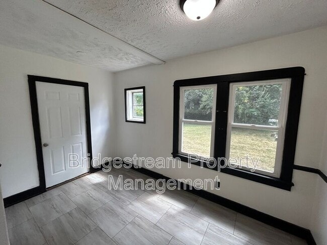 Building Photo - 216 W Hillcrest Ave