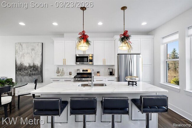 Building Photo - 5931 Stella Dr