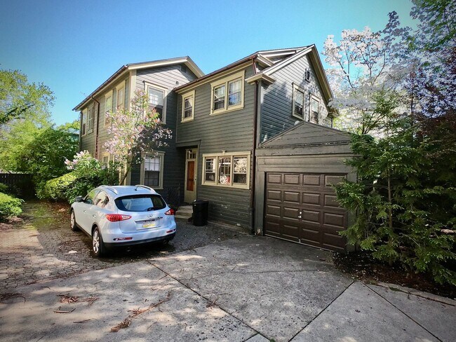 Building Photo - 9/1 Beautiful Hidden GEM. 2 Blocks from Wa...