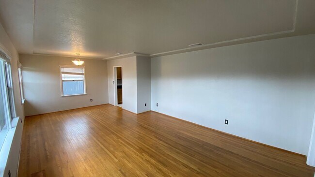 Building Photo - Large 3 bed 2 bath on 62nd!