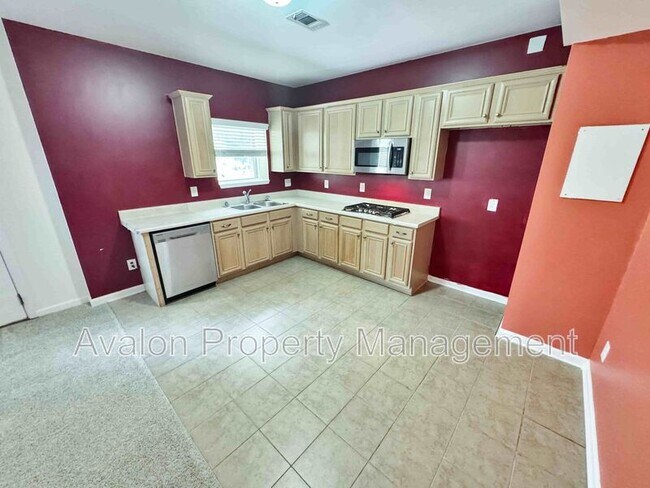 Building Photo - 2435 Manor View