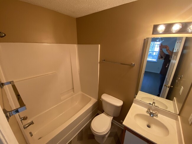 Building Photo - 107 Stratford Rd