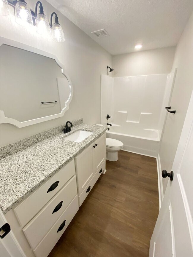 Building Photo - 4 bedrooms, 2 baths in Hahira/North Lownde...