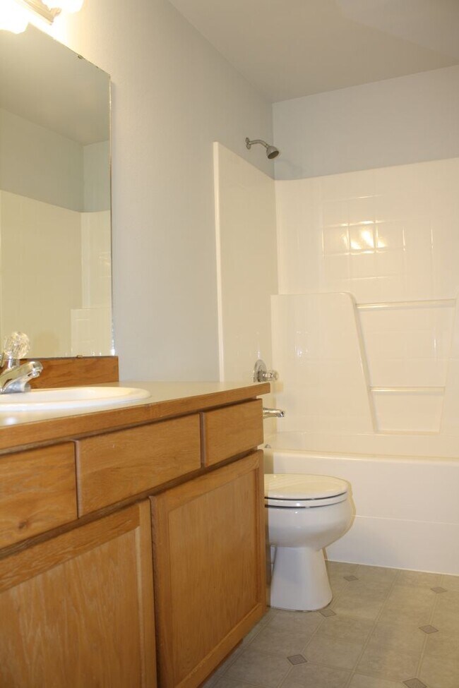 Building Photo - 3 bdrm, 2.5 Bath, 2 car Garage, Gas heat, ...