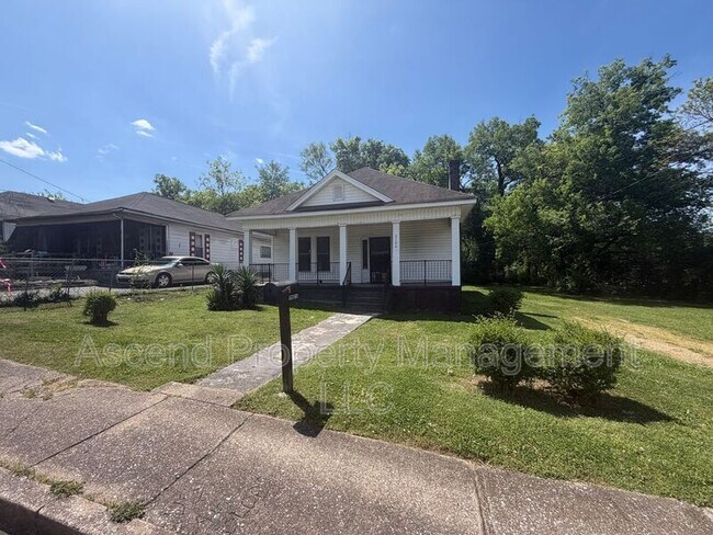 Building Photo - 2104 Laura St