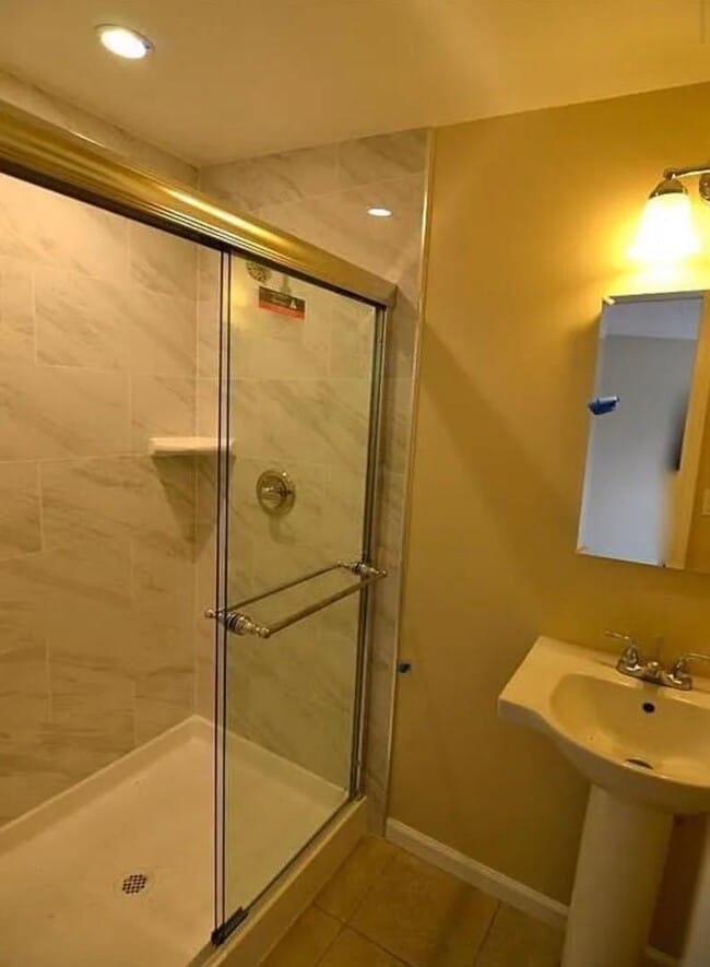 Building Photo - 273 Staples Ave