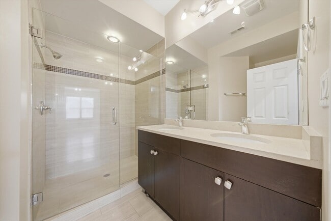 Building Photo - 4742 N Sawyer Ave